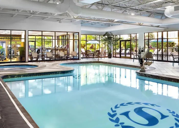Sheraton At Station Square Hotel
