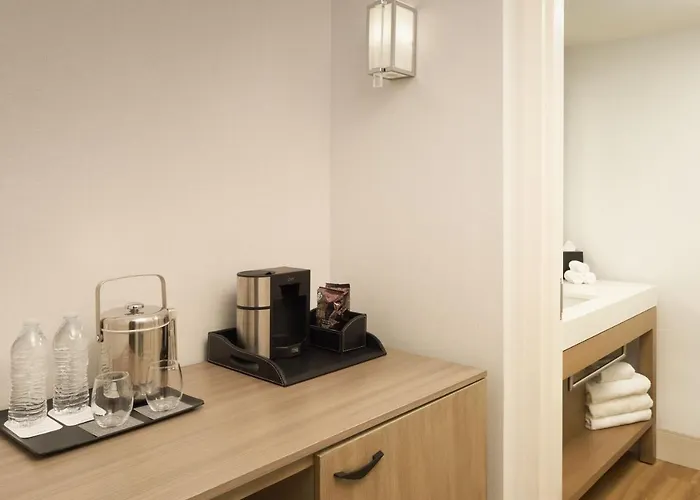 Hotel Sheraton At Station Square 3*