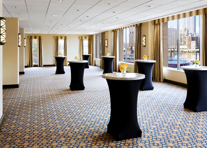 Sheraton At Station Square Hotel 3*