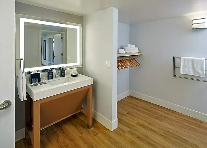 Sheraton At Station Square Hotel 3*